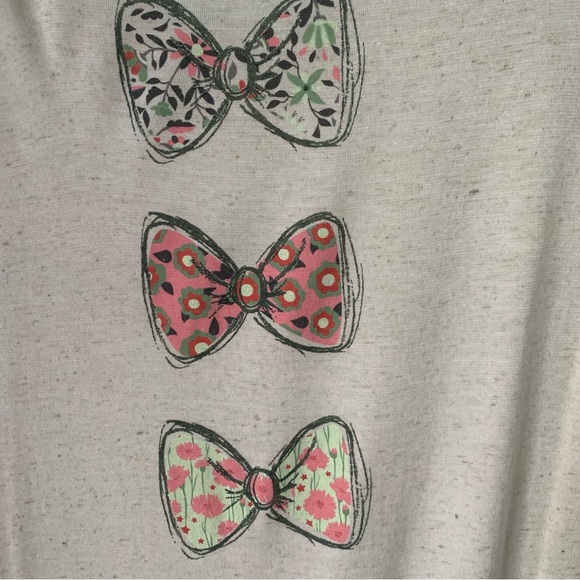 Disney Boutique Minnie Mouse Cream Tee with a Row of of Floral Bows down back - Picture 6 of 9